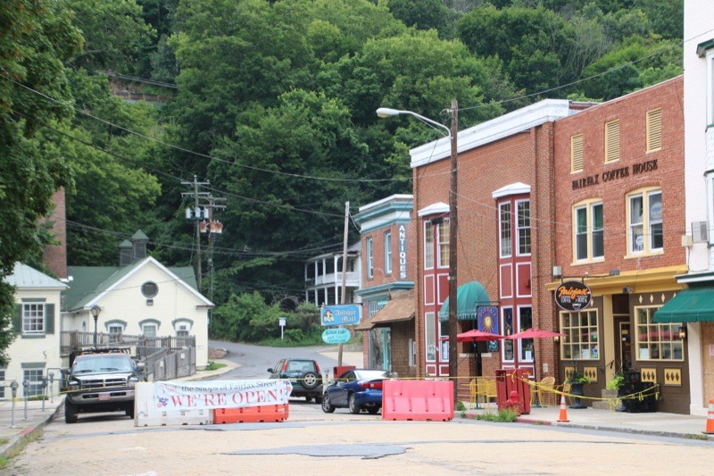 In the heart of downtown Berkeley Springs is The Country Inn of Berkeley Springs, adjacent to Berkeley Springs State Park and the shops of Fairfax Street